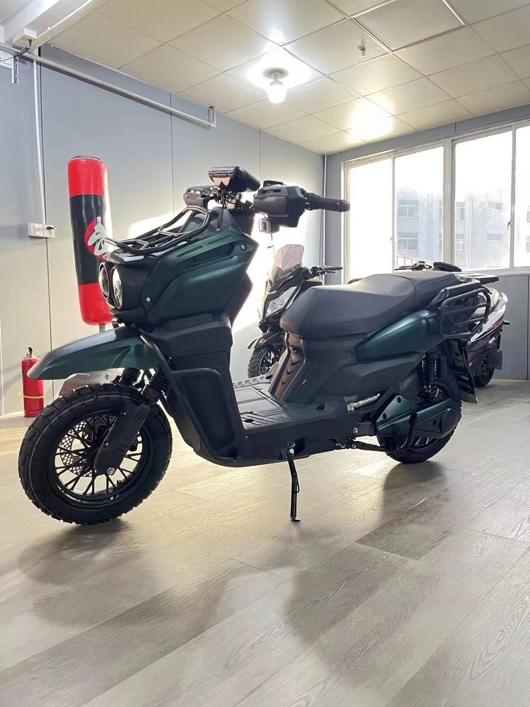 Tank: Shpejtësia e lartë 2000w 72v motocikla e skuterit elektrik me frena disk