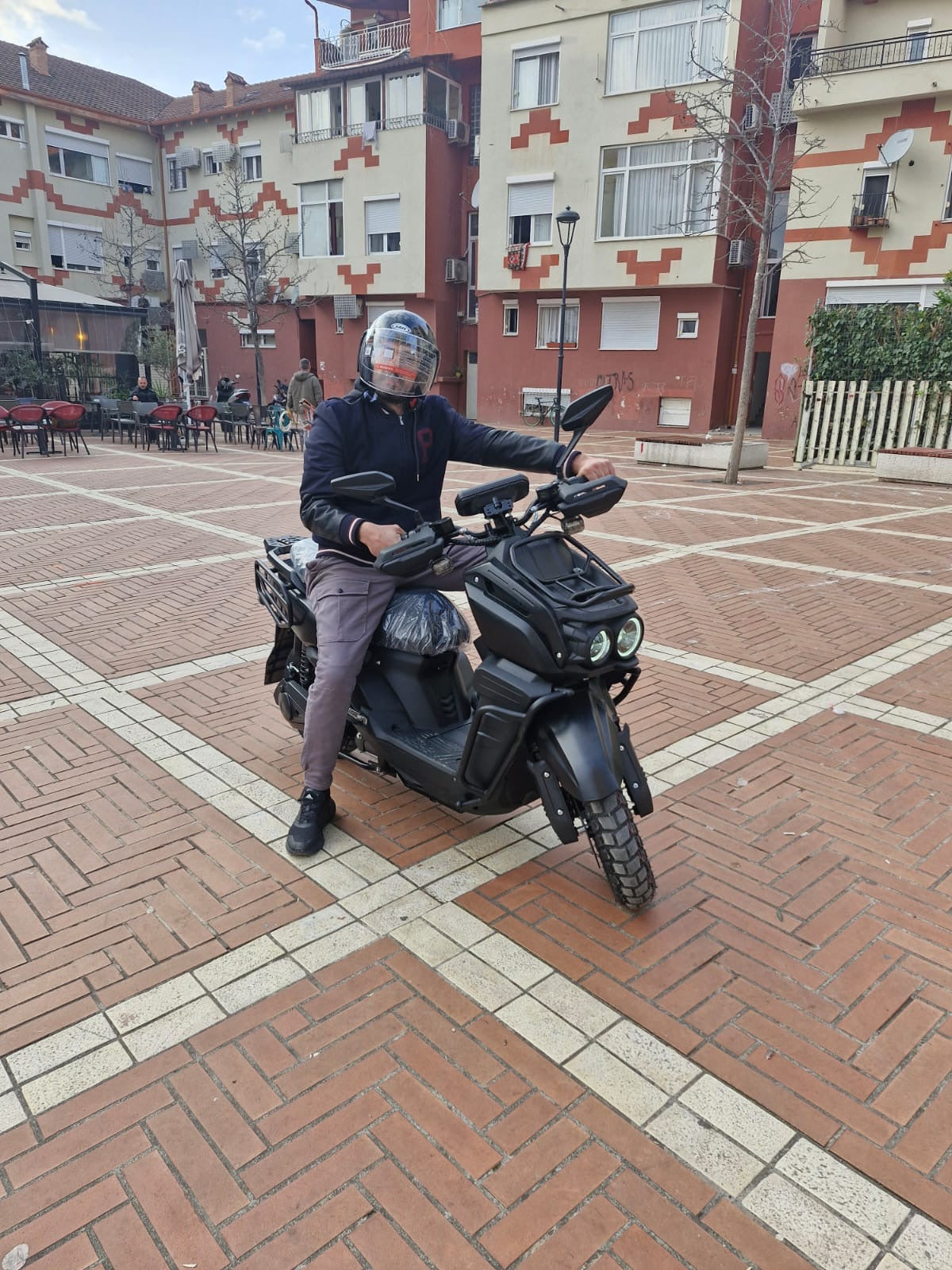 Tank: Shpejtësia e lartë 2000w 72v motocikla e skuterit elektrik me frena disk